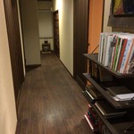 とおの屋 要 - 廊下には本たくさん