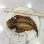 丸勘 - 鯵の干物の唐揚げ１５０円。お皿の話はしないことにします（笑）