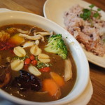 薬膳カレーじねんじょ - 薬膳カレーと五穀米