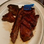 ウルフギャング・ステーキハウス 福岡店 - 4キレ程食べた後の状態。分厚いですが柔らかくて美味しいので2人でペロリです。