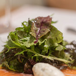 NOURA - "前菜（アントレ）"、タスマニア鮏（さけ）に鮮蔬菜（なまのあをもの）