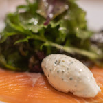 NOURA - "前菜（アントレ）"、タスマニア鮏（さけ）の韃靼醬（タルタル）