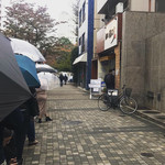 要の塩 - 店舗前 列並びに接続