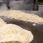 八昌 - 湯がいたそばを鉄板に乗せたところ。不均一な太めの麺を丁寧に取り除きます。うむ、やるじゃん！