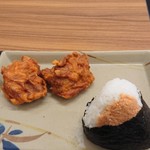 はなまるうどん 宮城角田店 - 唐揚げと鮭おにぎり