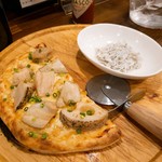 やきとん えん家 - レンコンとしらすの味噌ピザ（ハーフ）