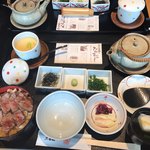 しゃぶしゃぶ・日本料理 木曽路 - 牛肉のひつまぶしの絵です。