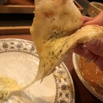 なんかれ - チーズナン チーズピザを食べてる感じ。でも生地がナンで柔らかいからとても食べやすい。ぺろっと一枚食べれちゃいます！美味しい！