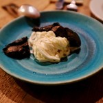 オステリア セルヴァジーナ - 富士山産天然クロカワ茸の炭火焼き ガルム風味ストラッチャテッラチーズ添え（1800円）+8%