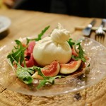 自家製ブッラータチーズとパルマ産プロシュート、いちじく（1900円）+8%