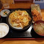 悠悠 - ひるぜんの焼そば定食(並)+から揚げ２個