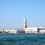 BAR DANDOLO - 右端：赤い建物がダニエリ