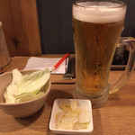 Torihei Akashi Ekimaeten - 生ビールにキャベツとお新香がついてました。