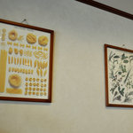 アミーコ アミーカ - 壁に掛けられたパスタとハーブの絵