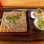 ふる里うどん  - 見事なビジュアルのお蕎麦
      中華そばと違い汎用性高いですよね