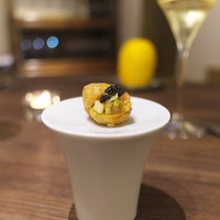 Droit - アミューズはオマール海老と刻んだウリ、そしてキャビアを挟んだプチシュー。