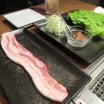 琉球ビーフ＆ビア - あぐー豚の野菜巻き