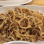 老酒舗 - 干し豆腐和え100円。ちょいと苦味ある味わいでこれは朝食というより、アテ用じゃな。