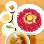 ユッケチャメチッ - スープがつきます♪