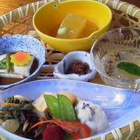 芹生 - 数量限定の籠弁当だったっけ。１８００円くらいでした。