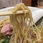 らぁ麺 鳳仙花 - 麺リフト。スープと一緒に食べるべき。