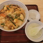 ぎょうざの満洲 - 11月限定 野菜と卵の旨辛豆腐丼 全容