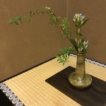 懐石 辻留 - 織部の花瓶(魯山人) 竜胆、雪柳