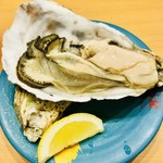 回転すし 活一鮮 - 厚岸産　殻付き牡蠣。