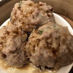 Tim Ho Wan - 絶品の牛肉ダンゴ。下に敷いてあるのは湯葉。