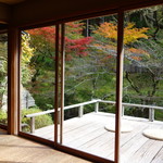 美山荘 - 部屋から月見台を