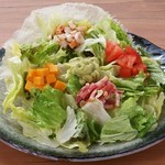 北海道產生火腿和蝦的混合沙拉