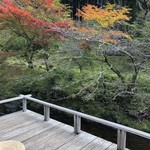 美山荘 - 月見台と紅葉