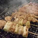 Sumibiyakitori Enkakudou - 新鮮な鶏肉を炭火で一生懸命焼き上げます。