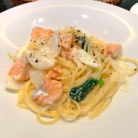GARB CENTRAL - サーモンと小玉ねぎ、ホウレン草のクリームソーススパゲッティーニ