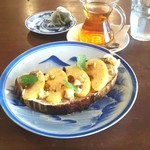 ブリコラージュ ブレッド アンド カンパニー ダイニング・カフェ - 果樹園白雲のりんごと有機蜂蜜、グランカルヴァチーズのブリコラージュブレッドタルティーヌ。モーニングセットで。ドリンクに差額プラスで加賀棒茶を。りんごやナッツとチーズ、パンのマリアージュが秀逸～☆