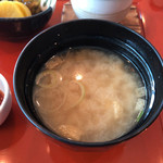 濱野井 - 豆腐と油揚げの味噌汁は優しいお味です