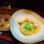 インディ庵 - おでん…卵・大根・豚エノキ巻き♪　薬味で和辛子、味噌、柚子胡椒が添えられています。