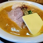 らぁ麺 おかむら - オマール海老の香りにバターがコクを増す。