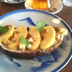 ブリコラージュ ブレッド アンド カンパニー ダイニング・カフェ - グランカルヴァチーズってどんなお味？とちょっと食べてみたら、けっこう風味強めで。でもこれが、ほかの具材と合わせて味わうと、すごくいいアクセントに変わり、びっくり☆でした。感動～♡(*´∀｀) 1108