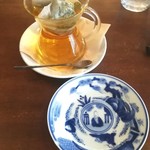 ブリコラージュ ブレッド アンド カンパニー ダイニング・カフェ - いいことありそうな、仙人さまの描かれたお皿。と、初めていただいた加賀棒茶。甘み控えめな、お食事によく合うほうじ茶ですね☆ 20181108