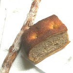 ブリコラージュ ブレッド アンド カンパニー - お気に入りのナッツのバトンとフォカッチャを買いました。ナッツのバトンがお気に入り過ぎて、ワインが進みまくりです。(^ー^)　20181108