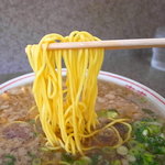 つたふじ 福山店 - 黄味の強い中細微縮れ麺
