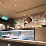 梅丘壽司の美登利 - 一番右の方だけ日本人