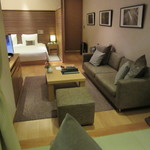 ふふ 熱海 - 畳スペースとソファのあるリビング