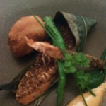 クイーン・アリス - タスマニア産サーモンの笹焼き 里芋のフリット添え