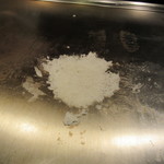 ふふ 熱海 - ご飯の煎餅作成中