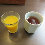 ふふ 熱海 - マンゴーとオレンジのミックスジュース　＆　お茶