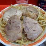 麺でる - どんぶりを覆う豚