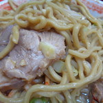 麺でる - にんにくの欠片発見！