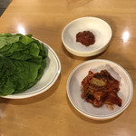 韓国食堂 サムギョプサル - サンチュ、コチュジャン、キムチ